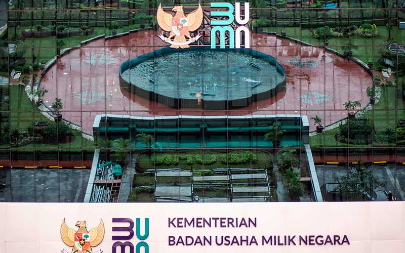 Logo baru Kementerian Badan Usaha Milik Negara (BUMN) terpasang di Gedung Kementerian BUMN, Jakarta, Kamis (2/7/2020). ANTARA FOTO/Aprillio Akbar