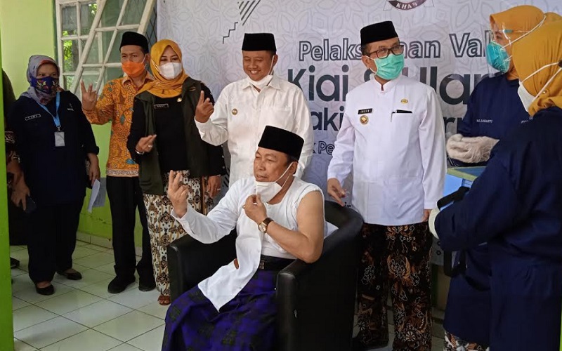  Wagub Jabar Tinjau Pelaksanaan Vaksinasi Covid-19 di Ponpes Kempek