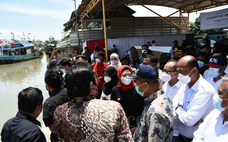 Situasi Kunjungan Menteri Kelautan dan Perikanan (KKP) Wahyu Trenggono ke Pelabuhan Karangsong, Kabupaten Indramayu, Jawa Barat, Minggu (14/3/2021)./Bisnis-Kim Baihaqi