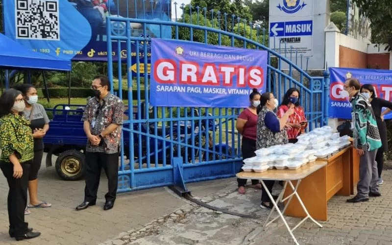  Jaga Imun, Kampus UKI Sediakan Sarapan dan Vitamin Gratis Buat Warga