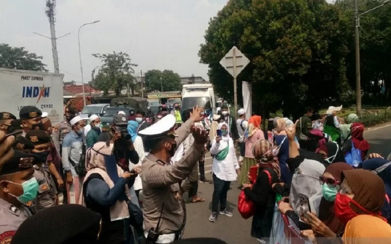  Rizieq Shihab Disidang, Polisi Halau Simpatisan Ibu-Ibu di PN Jakarta Timur
