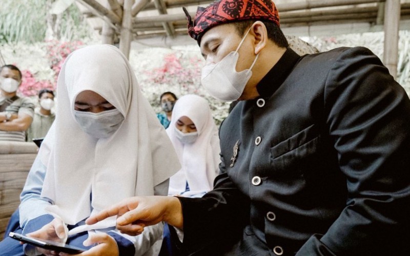  Disdik Jabar Apresiasi Pembagian Tablet untuk Siswa Belajar Daring