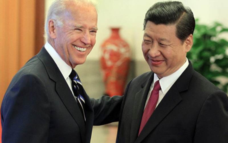 Joe Biden (kiri) saat masih menjabat Wapres AS bertemu Presiden China Xi Jinping dalam satu kesempatan di Balai Agung Rakyat China di Beijing pada 2011./Antara/HO-China Daily