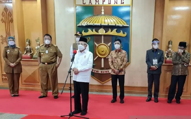 Wakil Presiden Ma'ruf Amin memberikan keterangan pers usai meninjau vaksinasi Covid-19 di Kantor Gubernur Lampung, Senin (22/3/2021)./Antara