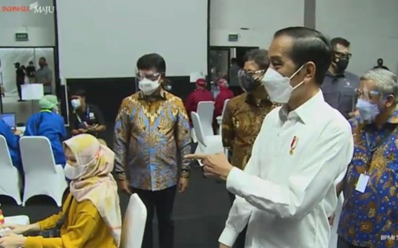  Jokowi Sebut Pesantren di Jatim Siap Gunakan Vaksin Astrazeneca