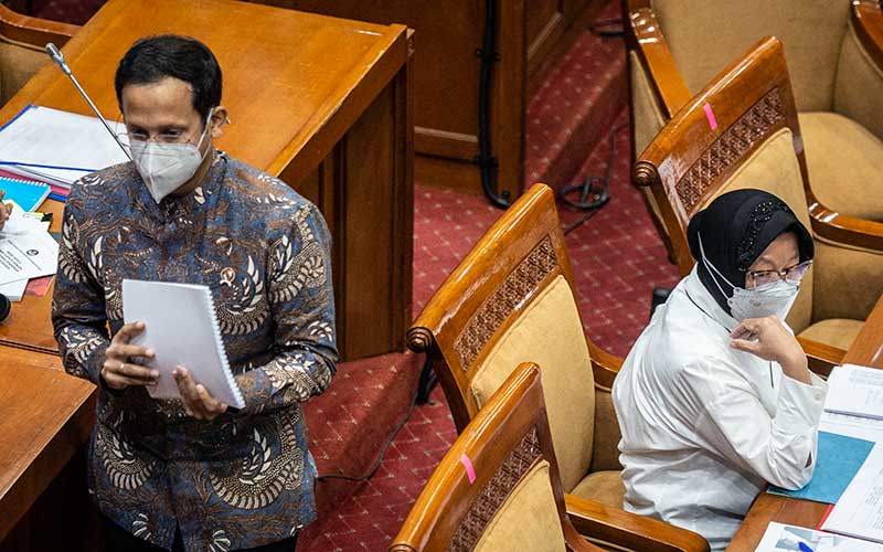  Mendidikbuda Nadiem Makarim bersama Mensos Tri Rismaharini Serahkan DIM RUU tentang Praktik Psikologi ke Komisi X DPR