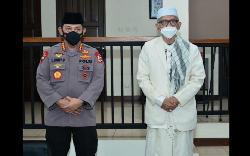 Kapolri Jenderal Pol Listyo Sigit Prabowo (kiri) bersama Ketua Umum Majelis Ulama Indonesia (MUI) KH Miftachul Akhyar di kediaman KH Miftachul, di Jakarta Timur, Minggu (31/1/2021) malam./Antara