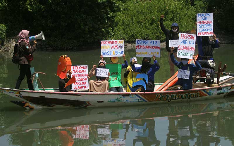  Peringati Hari Air Sedunia, Aktivis Lingkungan Gelar Aksi Treatrikal di Muara Sungai Tambak Wedi Surabaya