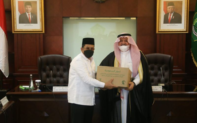 Wakil Menteri Agama Zainut Tauhid Sa'adi menerima hibah 100 ton kurma secara simbolis dari Dubes Arab Saudi Esam Abid Althagafi di Kantor Kemenag, Jakarta, Senin (22/3/2021) / Humas Kemenag