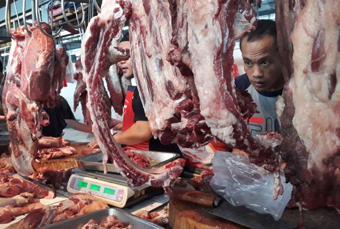 Pedagang daging sapi segar melayani konsumen, di Pasar Modern, Serpong, Tangerang Selatan, Senin (2/6/2019)./Bisnis-Endang Muchtar