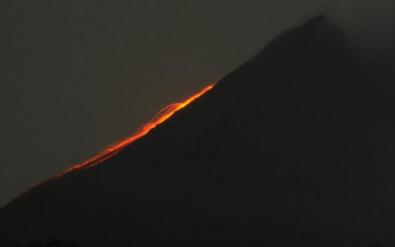  Gunung Merapi Luncurkan Guguran Lava Pijar 9 Kali, Capai 1 Km