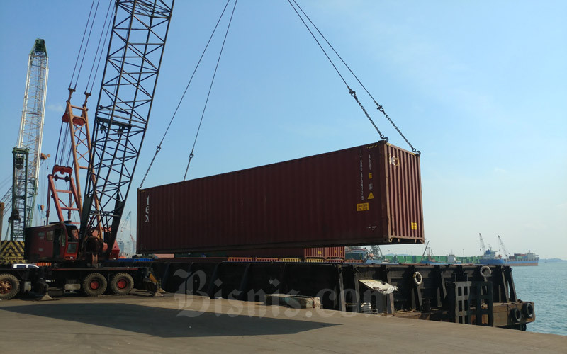 Kegiatan Bongkar muat kontainer di Pelabuhan Batu Ampar, Selasa (8/9/2020)./Bisnis-Bobi Bani.