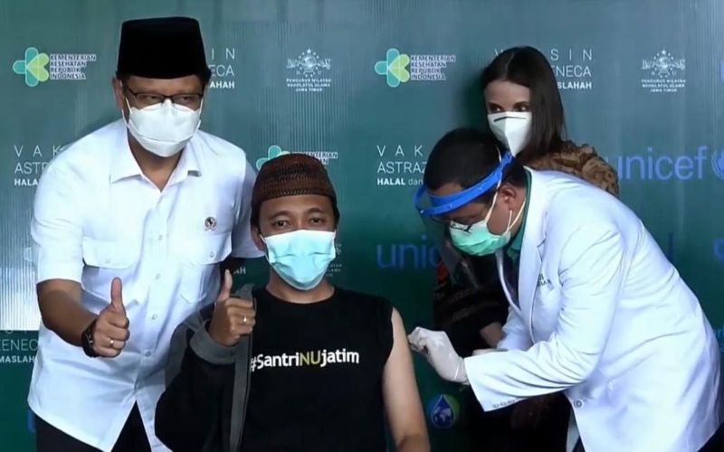 Menteri Kesehatan Budi Gunadi Sadikin menyaksikan proses vaksinasi Covid-19 AstraZeneca kepada para kiai dan tokoh Nahdlatul Ulama yang dilaksanakan di Kantor PWNU Jatim, Surabaya, Jawa Timur pada Selasa 23 Maret 2021 - Youtube NU Channel