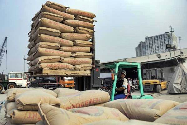 Pekerja melakukan aktivitas bongkar muat semen di Pelabuhan Sunda Kelapa, Jakarta, Senin (4/9)./JIBI-Felix Jody Kinarwan