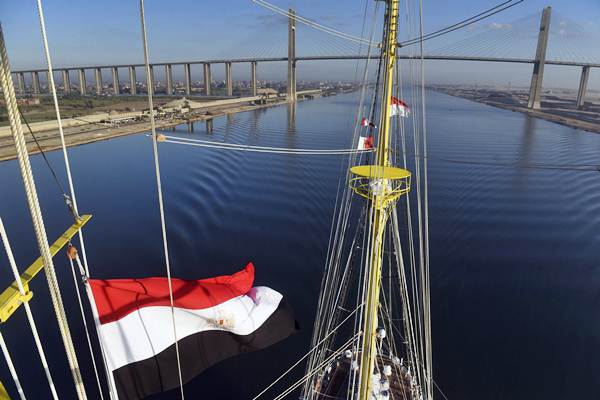 KRI Bima Suci melintasi Terusan Suez dalam perjalanan dari Port Said, Mesir menuju Jeddah, Arab Saudi, di Mesir, Rabu (11/10)./ANTARA-Zabur Karuru