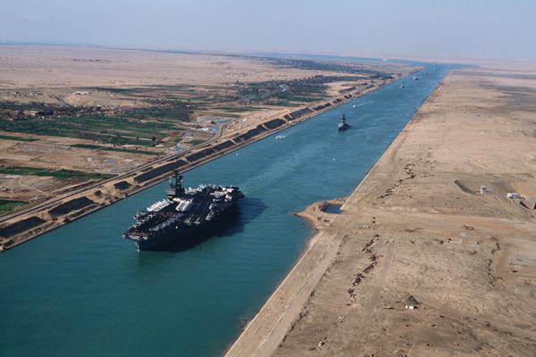 Detik-detik Kapal Raksasa Kandas dan Menutup Terusan Suez