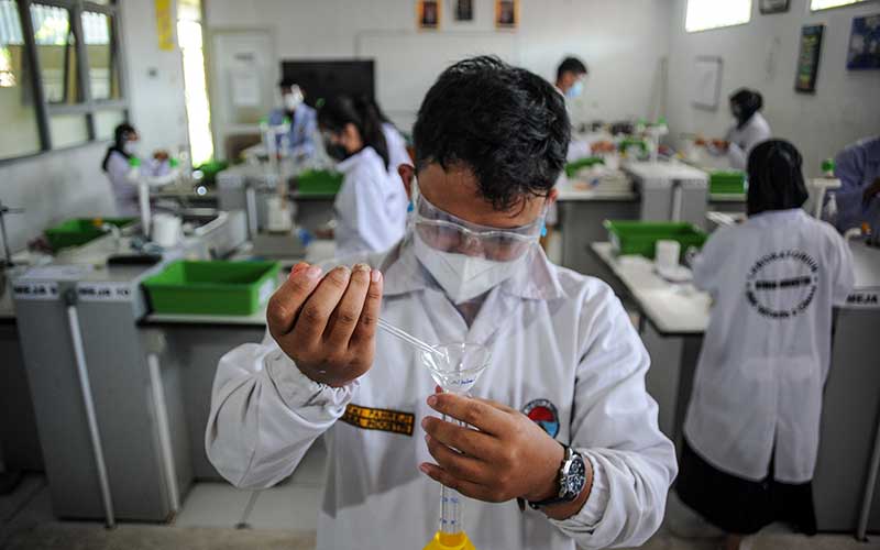  Simulasi Uji Kompetensi di Laboratorium Kimia SMKN 2 Cimahi