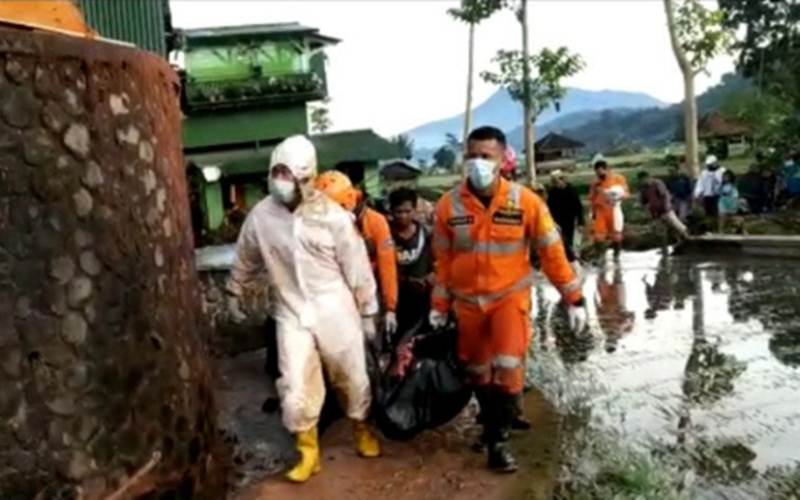 Petugas membawa jasad korban yang tewas diterjang banjir bandang di Desa Citengah, Kecamatan Sumedang Selatan, Kabupaten Sumedang, Jawa Barat, Jumat (26/3/2021)./Antara/HO-Basarnas