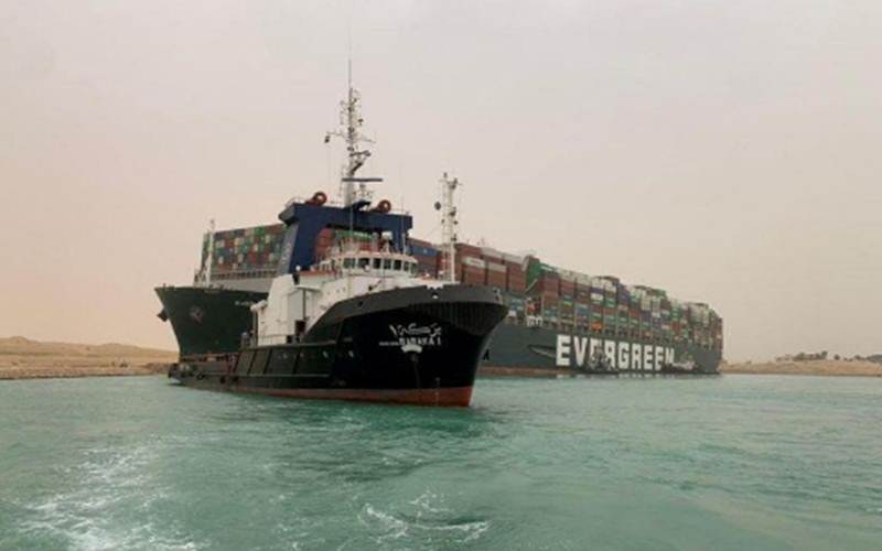 Sebuah kapal kontainer yang terkena angin kencang dan kandas tampak di Terusan Suez, Mesir 24 Maret 2021./Antara/SUEZ CANAL AUTHORITY/Handout via Reuters
