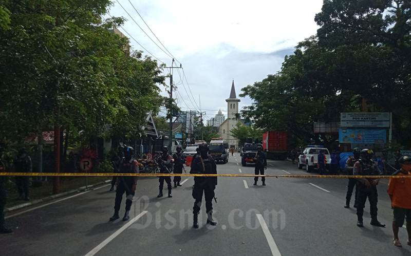 Penjagaan ketat dilakukan Polisi di sekitar lokasi aksi bom bunuh diri di Gereja Katedral, Jl Kajoalalido, Makassar, Minggu (28/3/2021)./Bisnis-Wahyu Susanto 