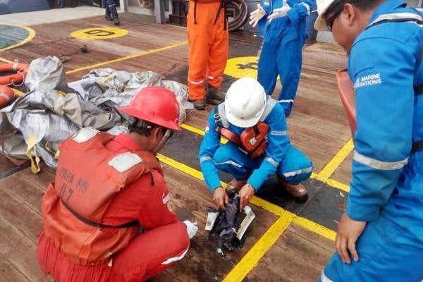 Ilustrasi: Awak kapal Pertamina mengamati serpihan pesawat Lion Air bernomor penerbangan JT610 rute Jakarta-Pangkalpinang yang jatuh di laut utara Karawang, Jawa Barat, Senin (29/10/2018)./ANTARA-HO-Pertamina
