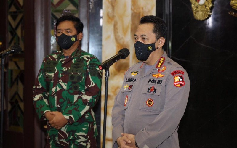 Kapolri Jenderal Pol Listyo Sigit Prabowo (kanan) bersama Panglima TNI Marsekal Hadi Tjahjanto di Kantor Subden, Jalan Medan Merdeka Barat, Jakarta Pusat, Ahad (31/1/2021). (ANTARA/ HO-Polri)