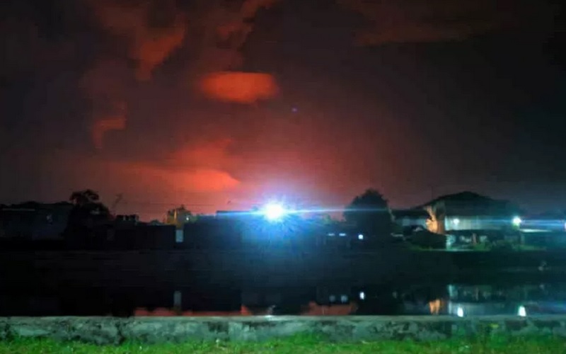  Langit Memerah saat Kilang Pertamina di Balongan Terbakar