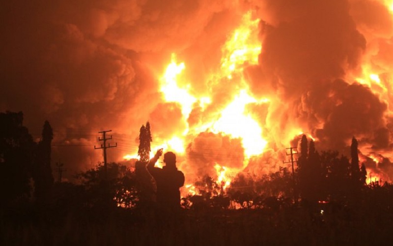  Foto-Foto Kilang Minyak Pertamina di Balongan Terbakar Senin (29/3) Dini Hari