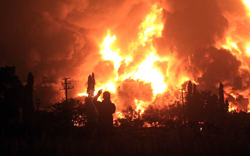  Kilang Minyak PT Pertamina RU VI Balongan Terbakar