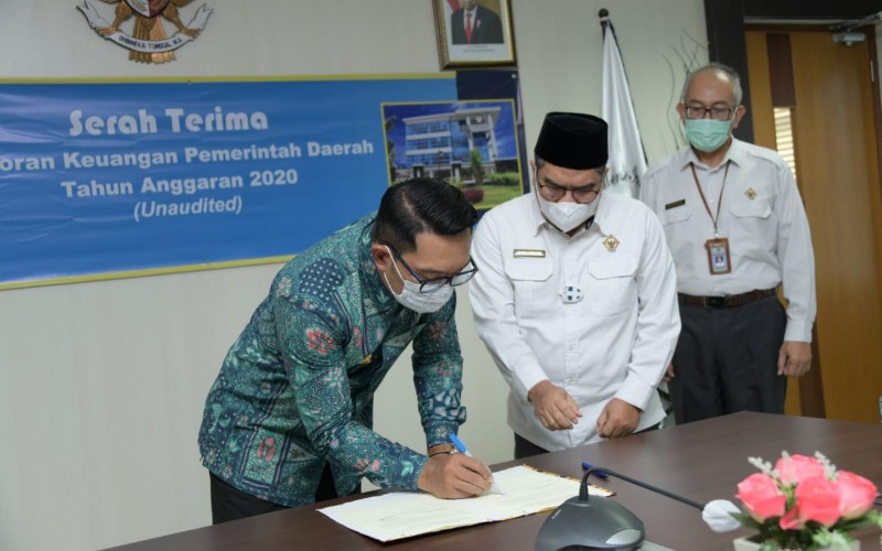  Ridwan Kamil Serahkan LKPD 2020 ke BPK Jabar 