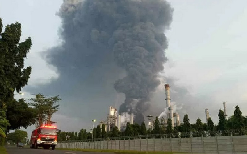 Mobil pemadam kebakaran melintas di lokasi kebakaran kilang PT Pertamina di Balongan, Jawa Barat, Senin (29/3/2021)./Antara
