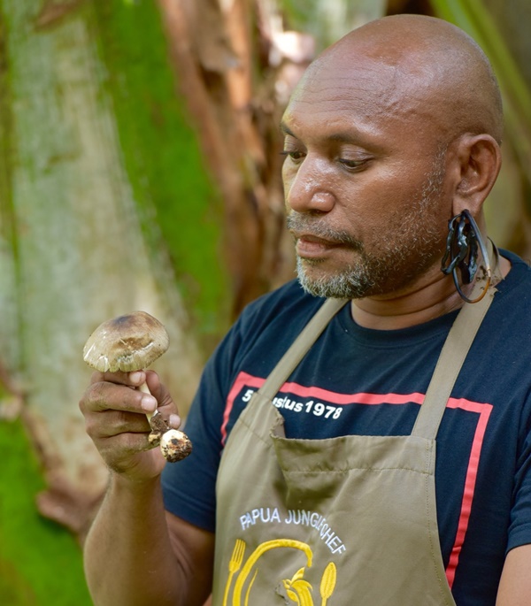 Cerita Chef Charles Toto Memopulerkan Kuliner Tanah Papua 