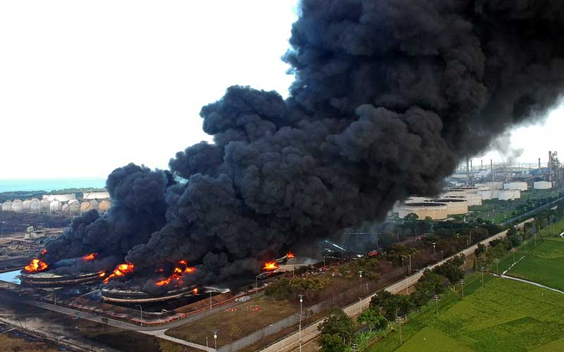  Pertamina Mulai Lakukan Pendinginan di Sekitar Lokasi Kebakaran Kilang Minyak Balongan