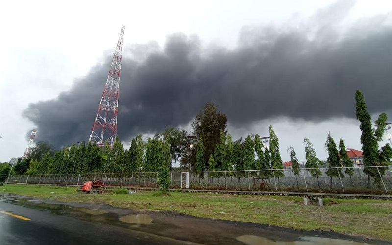  Hingga Selasa Siang, Api di Kilang Minyak Balongan Belum Padam