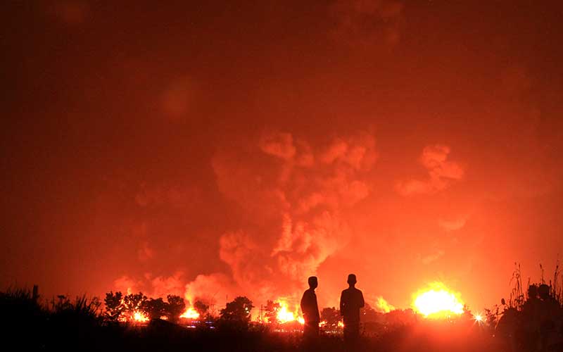  Kebakaran Kilang Minyak Pertamina RU VI Balongan Belum Padam