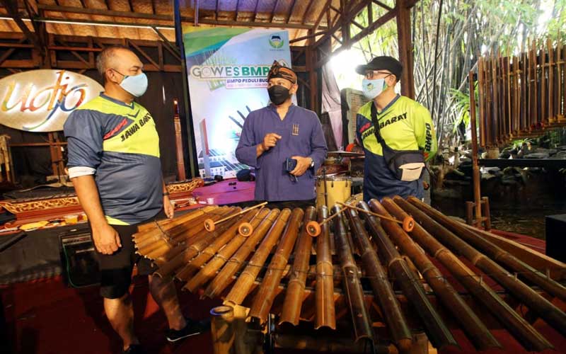  Bank Indonesia Provinsi Jabar Bersama BMPD Jabar Serahkan Bantuan Alat Musik Untuk Saung Angklung Udjo Bandung