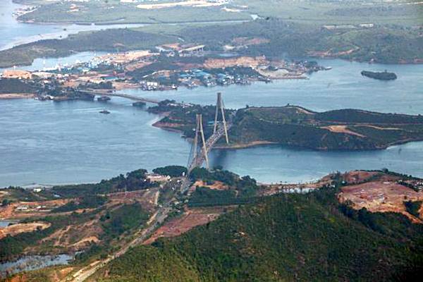 Jembatan Tengku Fisabilillah atau dikenal dengan Jembatan Barelang terlihat dari udara di Batam, Kepulauan Riau, Minggu (9/4/2017)./Bisnis.com/Dwi Prasetya