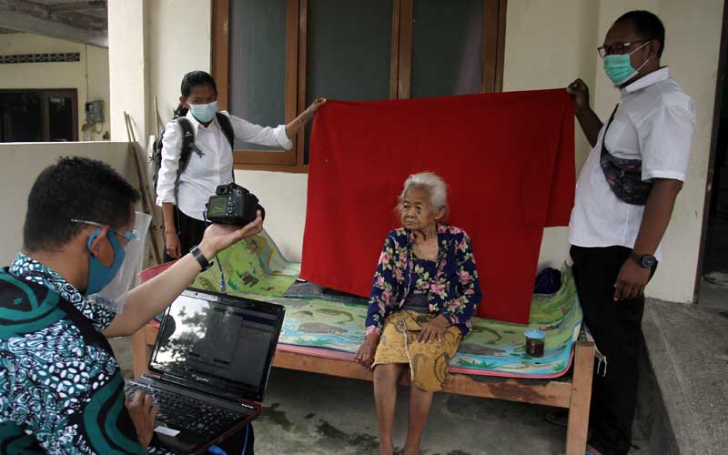  Petugas Dispendukcapil Yogyakarta Lakukan Perekaman Data Penduduk Secara Keliling