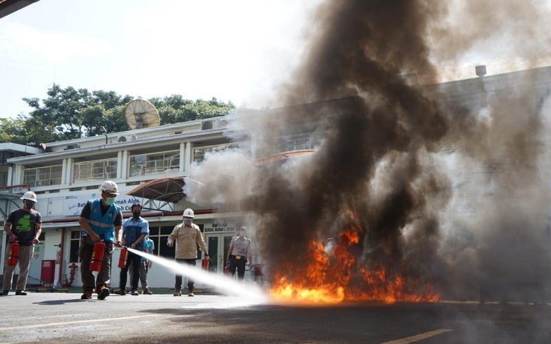  Wujudkan Zero Accident, PLN UID Jabar Gelar Simulasi Peralatan Proteksi Kebakaran