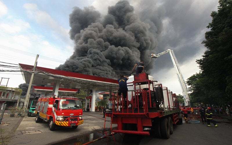  Pabrik dan Gudang Palet Plastik di Tandes Terbakar, 22 Unit Mobil Kebakaran Jinakkan Api