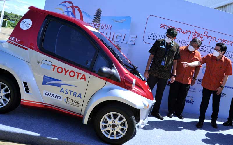  Menperin Agus Gumiwang Kartasismita Mencoba Kendaraan Listrik Toyota EV Smart Mobility Project