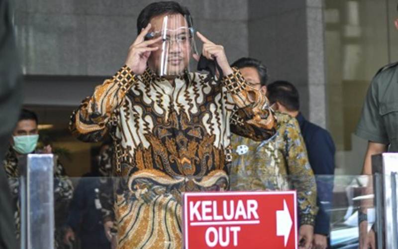 Ketua Badan Pemeriksa Keuangan (BPK) Agung Firman Sampurna berjalan meninggalkan ruangan usai menjalani pemeriksaan sebagai saksi di gedung Komisi Pemberantasan Korupsi (KPK), Jakarta, Selasa (8/12/2020)./Antara-M Risyal Hidayat