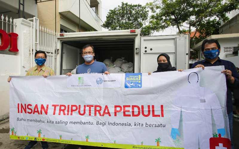 Penyerahan donasi berupa paket sembako dari PT Triputra Agro Persada ke gerakan #BagiAsa.