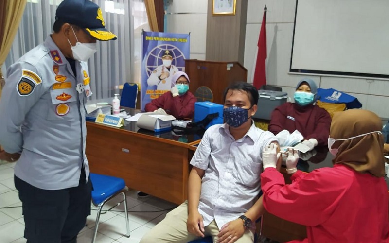  Sopir Angkutan Umum Konvensional dan Online di Kota Cirebon Jadi Sasaran Vaksinasi