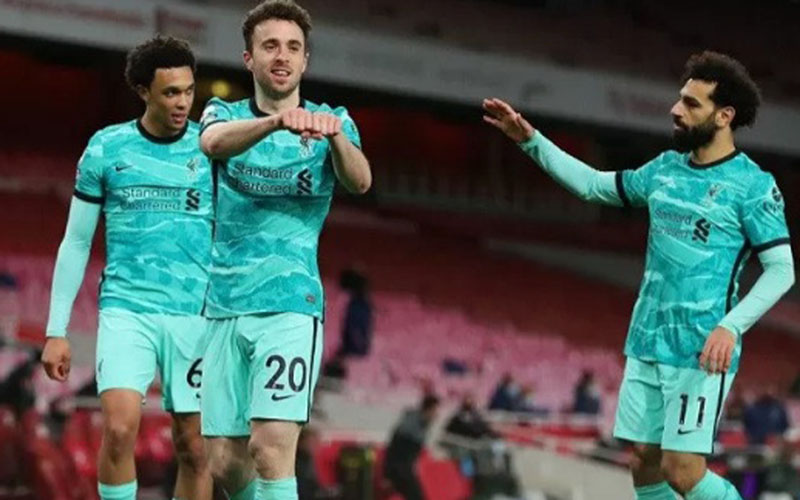 Pemain Liverpool Diogo Jota (tengah) selepas menjebol gawang Arsenal./Antara/Reuters