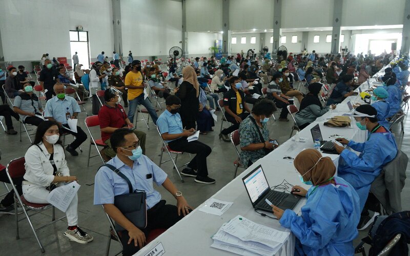 Sejumlah peserta menunggu observasi seusai mendapat vaksinasi Covid-19 suntikan kedua di Jogja Expo Centre (JEC), Bantul, D.I Yogyakarta, Selasa (30/3/2021)./Antara-Andreas Fitri Atmoko.