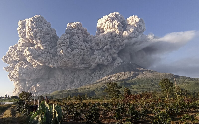  Gunung Sinabung Menyemburkan Abu Vulkanik 2.000 Meter