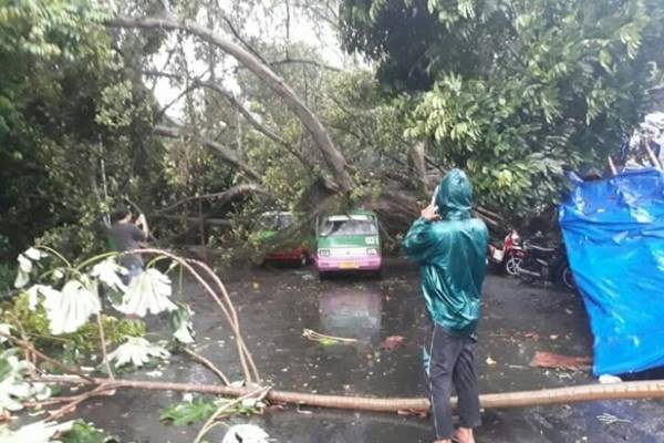  Hujan Disertai Angin Merusak Sejumlah Fasilitas di DIY