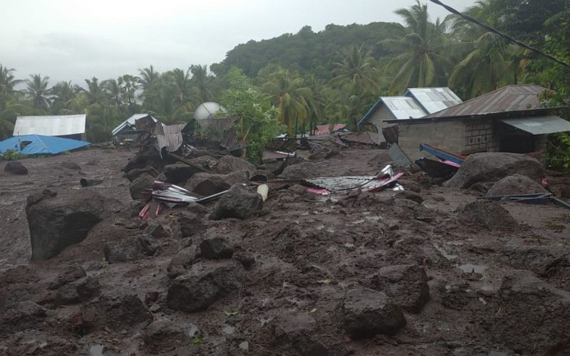  BANJIR BANDANG FLORES TIMUR : Korban Meninggal 54 Orang