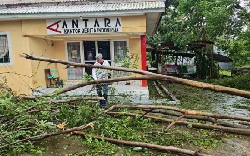  Siklon Tropis Seroja Lumpuhkan Aktivitas Warga Kupang